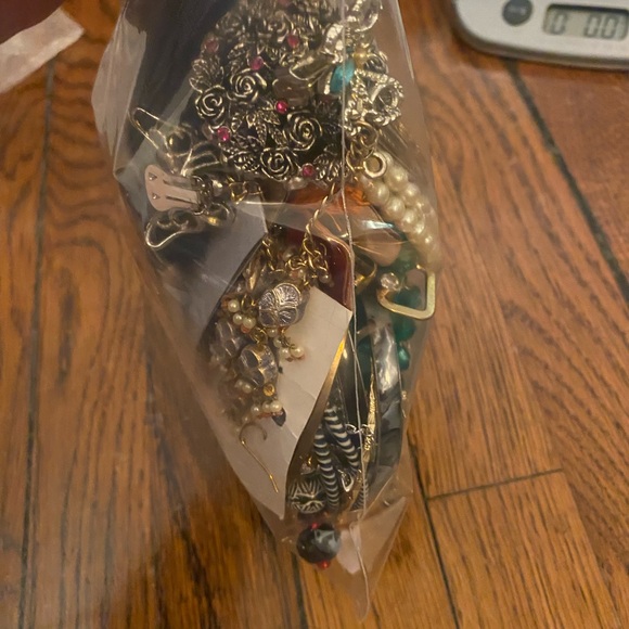 Assorted Jewelry Bag with modern and vintage jewelry 2lb lot bundle - Picture 5 of 12